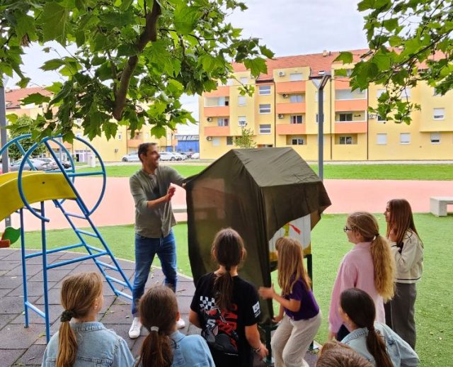 “Kum” Robert Kurbaša otvorio Malu knjižnicu u Klinča Selima!